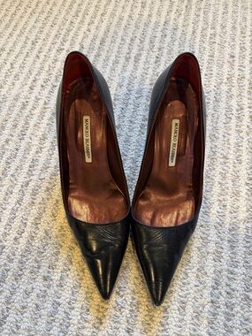 Manolo Blahnik Black Pointed Leather Pumps with Burgundy Interior